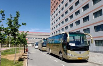 目前我公司擁有三輛45座通勤車的經營權，每天往返于新區與蘭州..